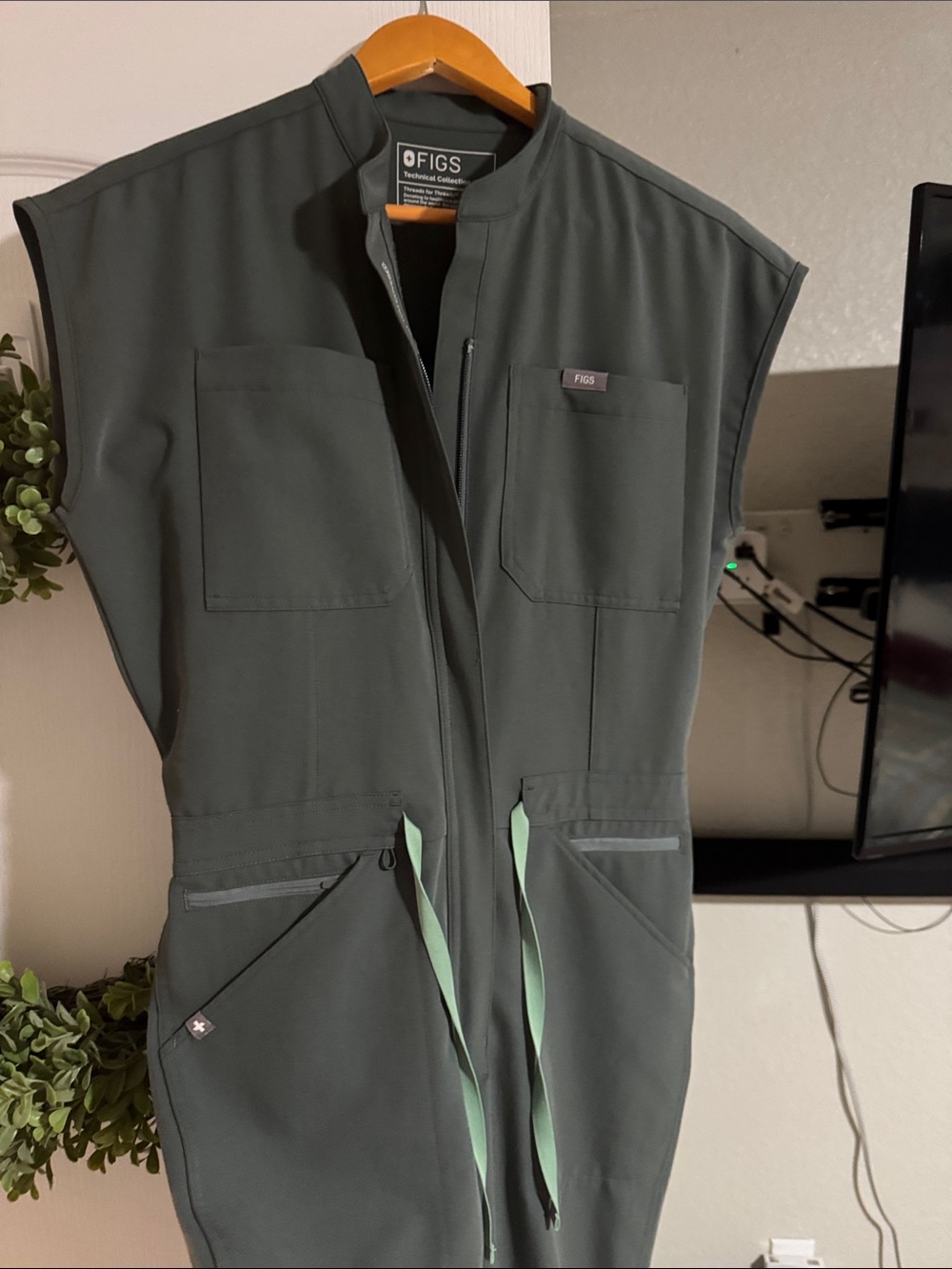 FIGS Rafaela ScrubJumpsuit Drawstring - Picture 4 of 4